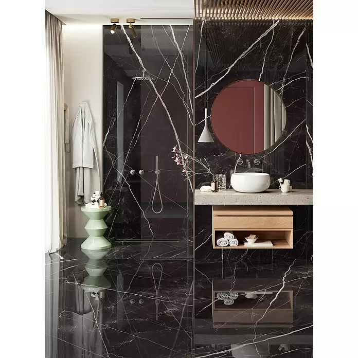 Corso Italia Feinsteinzeugfliese Calacatta - 120 x 278 cm, Schwarz, Glänzend - Modernes Badezimmer mit schwarzen Marmor-Effekt Fliesen an Wänden und Boden, weißem Waschbecken und Glasdusche.