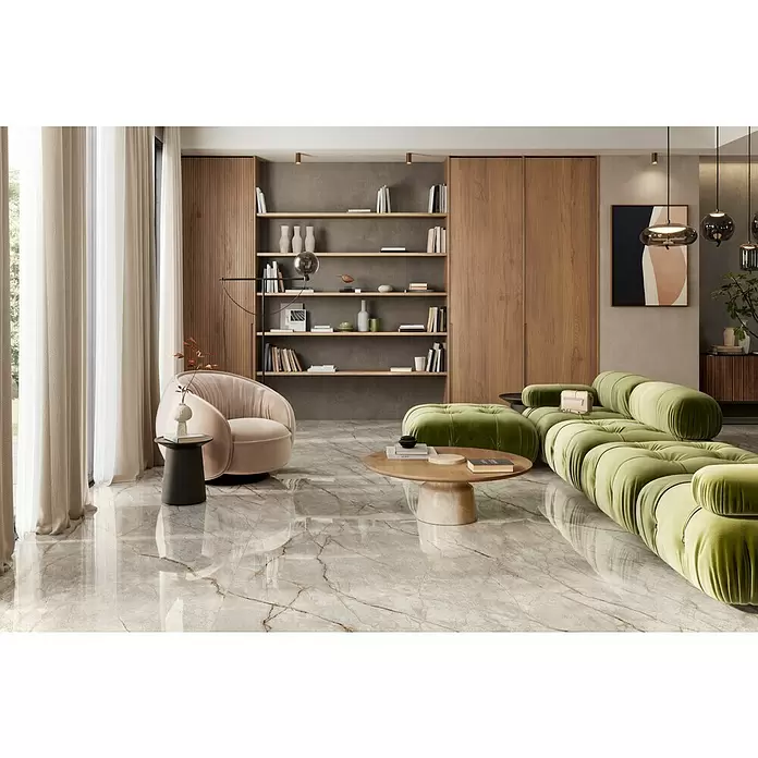 Corso Italia Feinsteinzeugfliese Crimson - 120 x 278 cm, Grau, Glänzend - Ein modernes Wohnzimmer mit einem grünen modularen Samtsofa, einem hellrosa Sessel, Holzregalen und einem Marmorboden, das einen luxuriösen und gemütlichen Raum schafft.