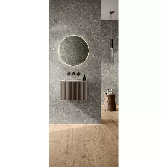 Corso Italia Feinsteinzeugfliese Marble - 120 x 278 cm, Grau, Glänzend - Modernes Bad mit dunkelbraunem geripptem Waschtisch, rundem beleuchtetem Spiegel und matter schwarzer Armatur.