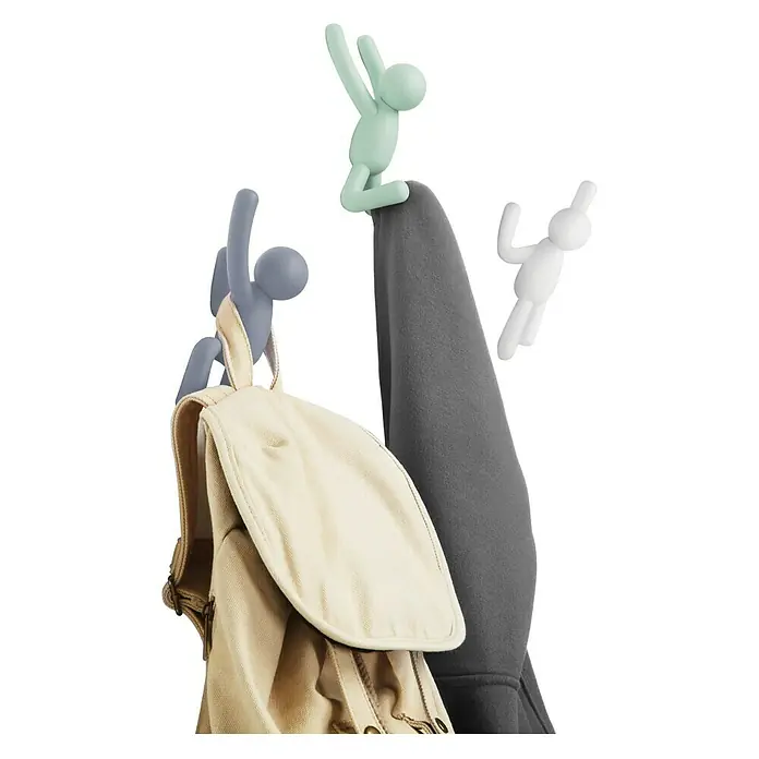 Kleiderhaken Buddy - 7,5 x 16,8 cm, Weiß/Grau/Grün, Traglast: 2,2 kg/Haken - Ein farbenfroher Garderobenständer mit stilisierten Figuren, die Kleidung und eine Tasche halten. Perfekt für Flur oder Kinderzimmer.