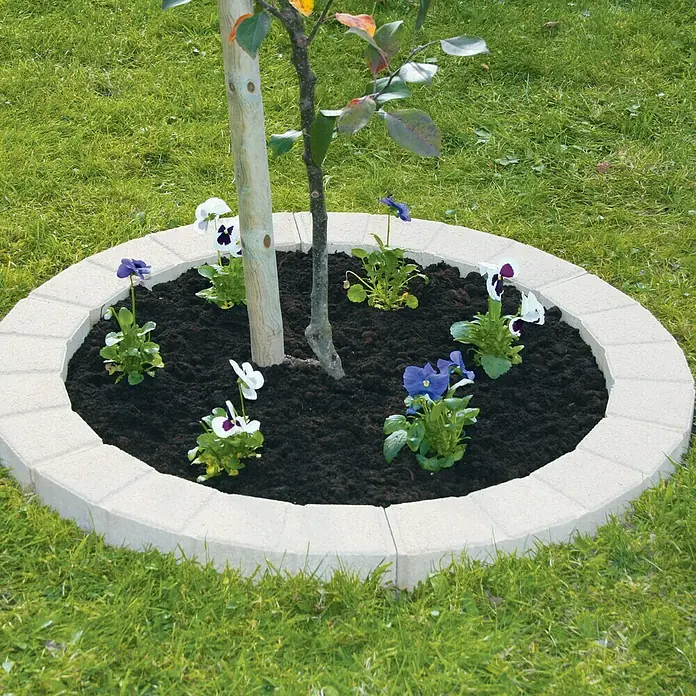 Christoph Randstein Multi- Bord - 50 x 11,5 x 8 cm, Grau, Beton, Gebogen - Kreisförmige Rasenkante aus Betonsteinen um einen Baum mit Blumenbeet, ideal für die Gartengestaltung und Rasenpflege.