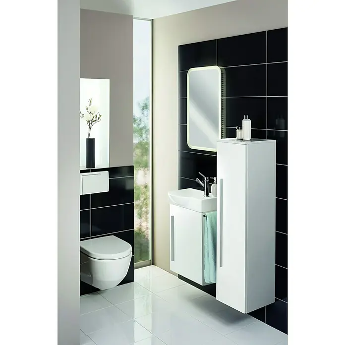 Camargue Stella K welcome Einbauwaschbecken - 45,5 x 32 cm, Links, Keramik, Weiß - Modernes Badezimmer mit einer weißen Toilette und einem Waschbeckenunterschrank mit viel Stauraum für Badutensilien, dazu ein beleuchteter Spiegel.
