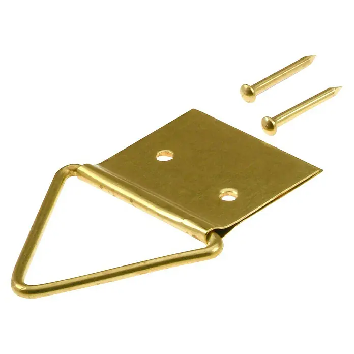 Klappösen - Ø x H: 2 x 24 mm, Vermessingt, 10 Stk. - Nahaufnahme einer goldenen Bildaufhängerplatte mit dreieckiger Öse und zwei Nägeln, isoliert auf Weiß, für Bilderrahmen.