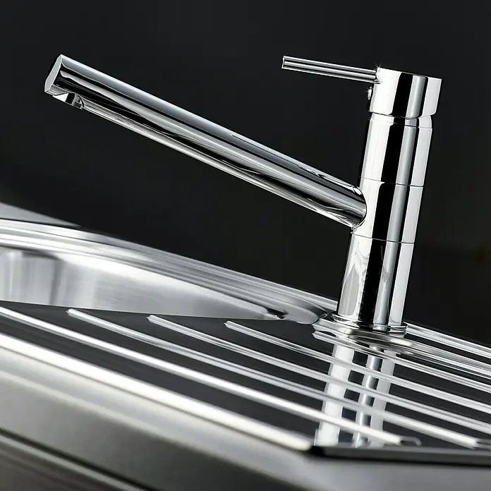 Pyramis Spültischarmatur Aria - Chrom, Glänzend - Nahaufnahme eines modernen Chrom-Wasserhahns auf einem Spülbecken. Das elegante Design und die glänzende Oberfläche machen es zu einem Blickfang.
