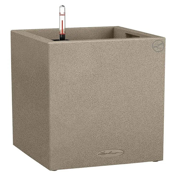 Lechuza Color Pflanzkasten Canto - Außenmaß (L x B x H): 40 x 40 x 41 cm, Kunststoff, Sandbeige - Aufnahme eines quadratischen, beigen Lechuza Pflanzgefäßes mit Wasserstandsanzeiger, ideal für den Innen- und Außenbereich.