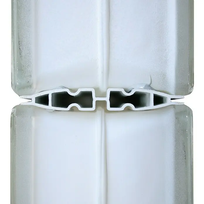 Fuchs Design Verlegesystem Quick Fix - PVC, Passend für: 25 Glasbausteine, Glasbausteine 19 x 19 cm - Detailaufnahme der Verbindung zweier weißer Kunststoffelemente mit einem speziellen Verbindungsstück. Das Verbindungsstück sorgt für Stabilität.