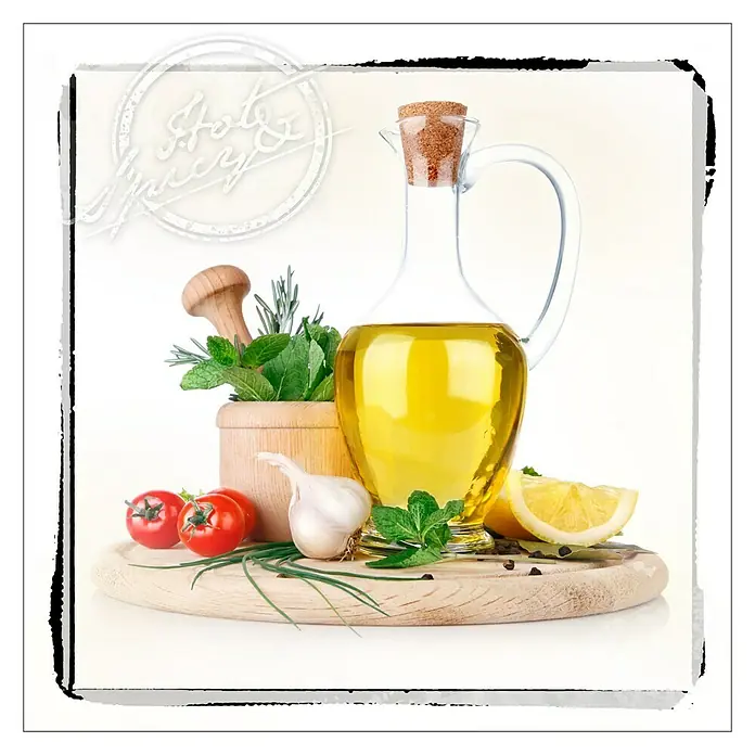 Glasbild - Hot & Spicy I, B x H: 50 x 50 cm - Stillleben mit Olivenöl in einer Glasflasche, Tomaten, Knoblauch, Kräutern und einer Zitrone auf einem Holzbrett.