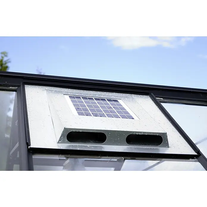 Vitavia Gewächshaus Mars 8300 Plus - Außenmaß inkl. Dachüberstand (B x T): 257 x 321 cm, 6 mm, Schwarz - Nahaufnahme eines Gewächshausfensters mit integriertem Solarpanel zur automatischen Belüftung.