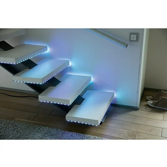 LED-Band - Länge: 3 m, Lichtfarbe: RGB, 16 W - Beleuchtete Treppe mit schwebenden Stufen. Die LED-Beleuchtung setzt moderne Akzente in jedem Zuhause und sorgt für eine angenehme Atmosphäre.