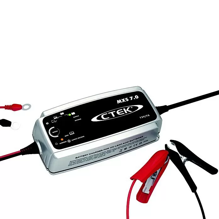 CTEK Equipo cargador automático MXS - Corriente de carga: 7,2 A, Capacidad: 14 Ah - 150 Ah - Cargador de batería CTEK MXS 7.0 12V/7A, plateado y negro, con pinzas de cocodrilo rojas y negras conectadas.