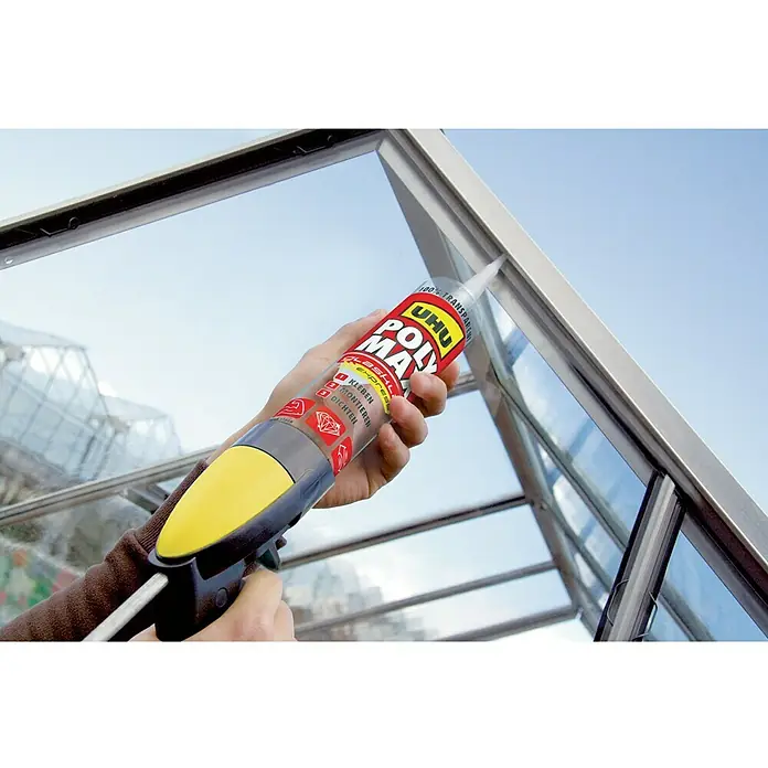 UHU Poly Max Montagekleber Power - Transparent, 300 g, Kartusche - Bild von UHU POLY MAX Express Klebstoff. Das Produkt wird zum Abdichten von Fenstern in einem Gewächshaus verwendet.