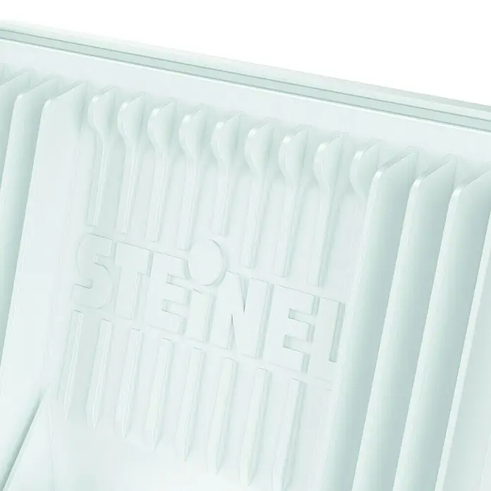Steinel LED-Außenleuchte XLED home 2 weiß - Farbe Gehäuse: Weiß, IP44, 13,7 W - Nahaufnahme einer weißen Steinel Außenleuchte, die Kühlrippen und das Firmenlogo zeigt.