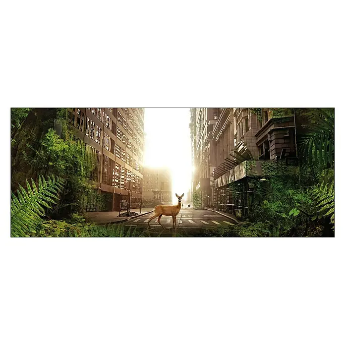 Glasbild - Das Reh, B x H: 125 x 50 cm - Eine Stadtszene, in der die Natur zurückkehrt und ein Reh auf einer verlassenen Straße steht, umgeben von überwuchernden Pflanzen.