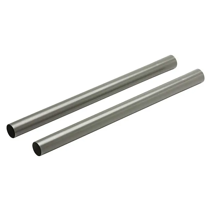 Nilfisk Sauger-Verlängerungsrohr - Passend für: Nilfisk Nass-Trockensauger Buddy & Multi, Aluminium - Nahaufnahme von zwei silbernen Metallrohren, die diagonal auf einer weißen Oberfläche liegen.