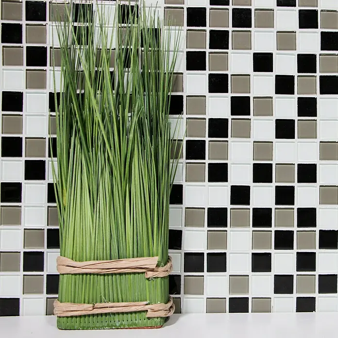 Selbstklebemosaik Quadrat Crystal Mix SAM 4CM30 - 30 x 30 cm, Schwarz/Braun/Weiß, Glänzend - Dekoratives Grasarrangement in einem quadratischen Topf mit natürlichen Seilakzenten vor einem stilvollen Mosaikhintergrund.