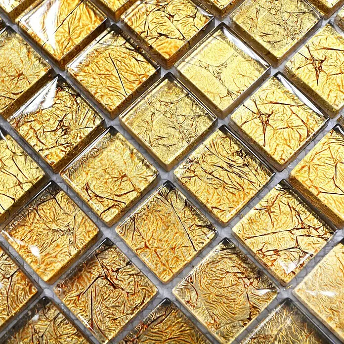 Mosaikfliese Quadrat Crystal Uni XCM 8GO15 - 30 x 30 cm, Gold, Glänzend - Nahaufnahme von Goldmosaikfliesen mit einzigartigen Rissmustern, die für luxuriöse Oberflächen perfekt sind.