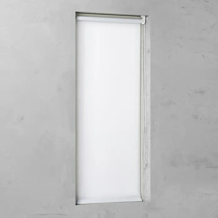 Rollo Basic - B x H: 80 x 175 cm, Weiß, Uni, Tageslichtdurchlässig - Eine Nahaufnahme einer weißen Rollo-Fensterabdeckung, die in einem modernen Raum installiert ist und für Privatsphäre und Lichtsteuerung sorgt.