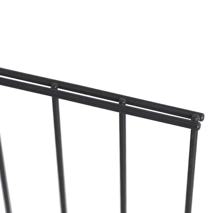 Peddy Shield Zaun-Set DSM - 10 x 1,03 m, Anthrazit, 11 -tlg. - Detailansicht eines schwarzen Metallkorbs. Die minimalistische Gestaltung und die feinen Linien betonen die moderne Ästhetik des Produkts.
