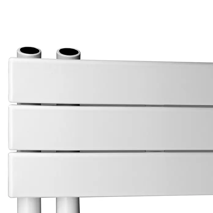 Camargue Designheizkörper Atakama - B x H: 600 x 1.560 mm - Nahaufnahme eines weißen Heizkörpers mit drei horizontalen Streben und zwei vertikalen Rohren.