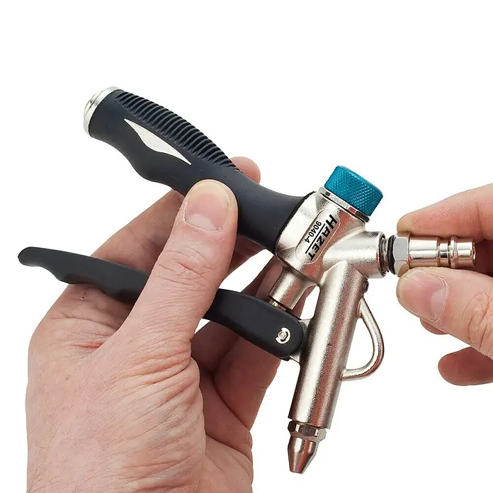Hazet Ausblaspistole 9040-4Betriebsdruck: 6,3 bar, Durchflussmenge: 330 l/min - HAZET Druckluftpistole 9040-4 in Händen gehalten, Detailaufnahme der Pistole und des Anschlusses. Ideal für Werkstattarbeiten.