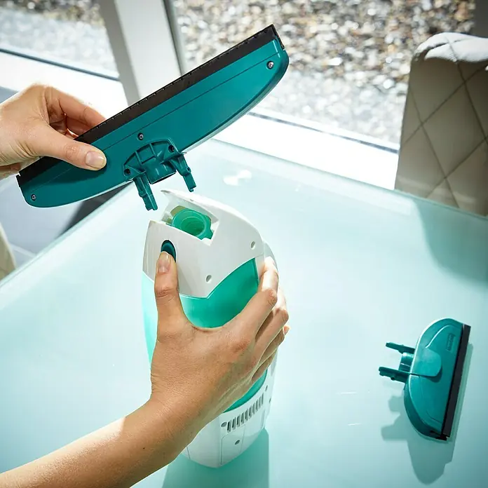 Leifheit Akku-Fenstersauger Dry & Clean - 1 Akku, Behältervolumen: 0,1 l - Das Bild zeigt einen Leifheit Fensterreiniger, bei dem die Düse auf den Behälter aufgesetzt wird. Ein praktisches Gerät für streifenfreie Fenster.