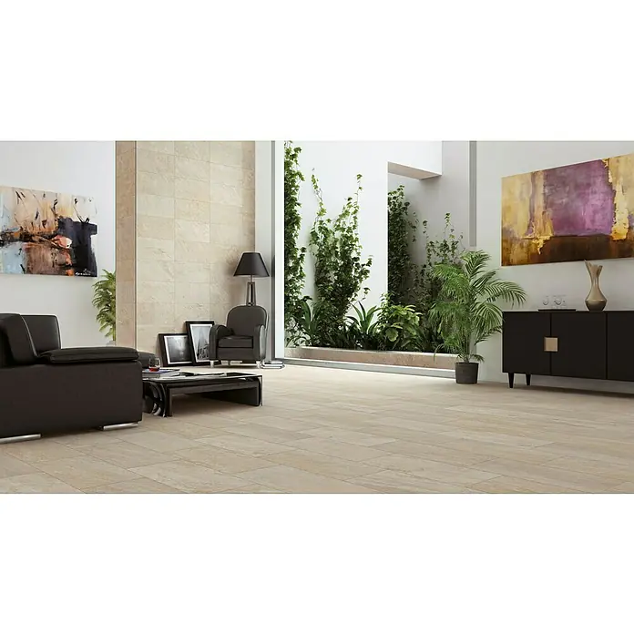 Atlas Concorde Solution Regent Feinsteinzeugfliese Ivory - 30 x 60 cm, Beige/Braun, Matt - Ein elegantes Wohnzimmer mit beigefarbenen Bodenfliesen, das ein modernes und stilvolles Ambiente schafft.
