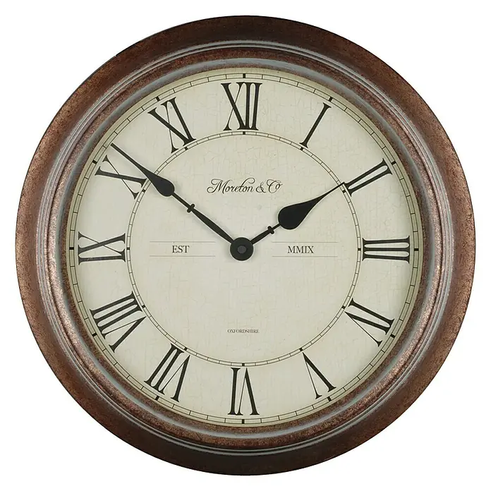 Technoline Quarzwanduhr WT 7006 - Analoges Display, Batteriebetrieben, Braun gekalkt, 36 cm - Eine runde Wanduhr mit römischen Ziffern und einem antiken Finish. Die Uhr hat ein dekoratives Design und eine Vintage-Ästhetik.