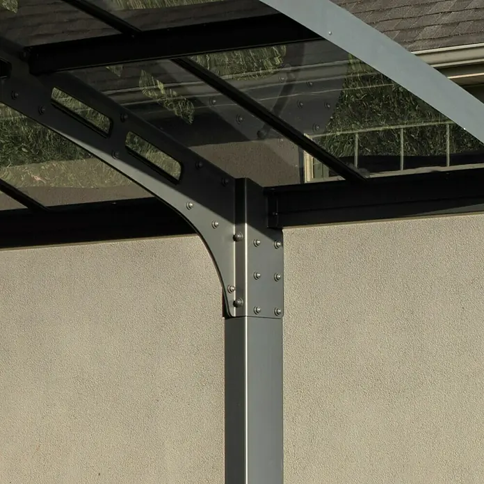Palram – Canopia Carport Arizona Breeze 5000 - Außenmaß inkl. Dachüberstand (B x T): 289 x 495 cm, Einzelcarport, Grau - Detailaufnahme einer modernen Terrassenüberdachung aus Metall mit Glasdach, die Stabilität und Design vereint.