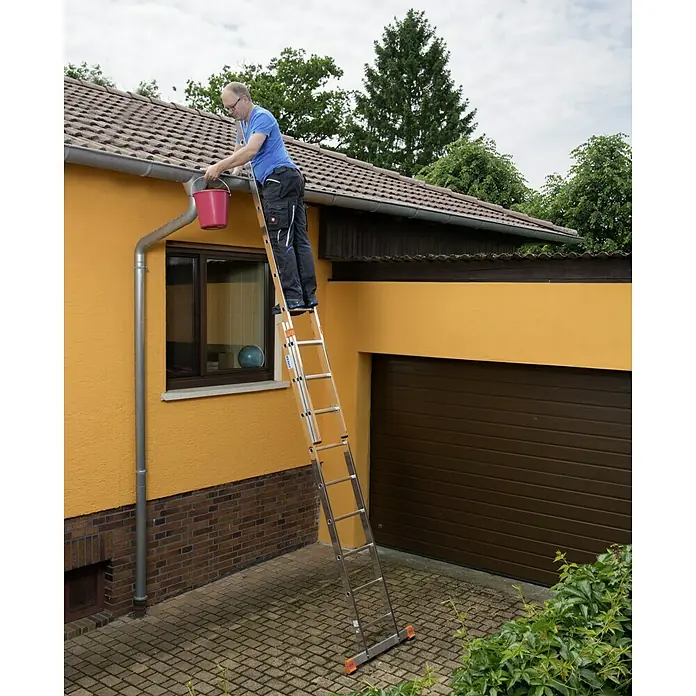 Krause Monto Schiebeleiter Fabilo - Anzahl Tritte: 18 Stk., Arbeitshöhe: 5,25 m, Aluminium - Mann steht auf einer KRAUSE Leiter und reinigt eine Dachrinne mit einem Eimer. Die Leiter ist ein vielseitiges und sicheres Werkzeug.