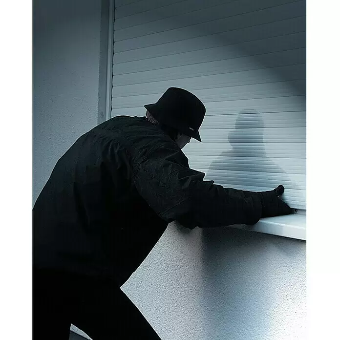 Schellenberg Protección antirrobo para persianas - 2 ud., Acero, Zincado - Persona con ropa oscura y guantes intentando forzar una persiana enrollable cerrada en un edificio.