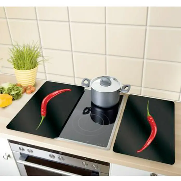 Wenko Placa de protección de vidrio Peperoni - L x An: 30 x 52 cm, Pepperoni, Panel de vidrio de seguridad - Las placas de vidrio para cubrir la cocina con motivo de chile protegen la placa de cocción y brindan espacio de trabajo adicional, con una olla en la estufa.