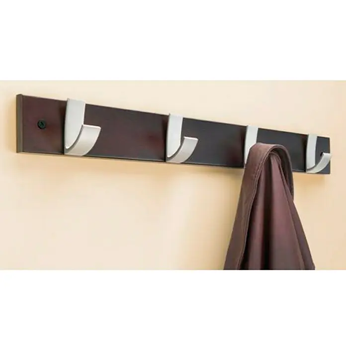 Inofix Perchero 3704 - L x An x Al: 49 x 6 x 6 cm, Madera, Wengué - Moderno perchero con cuatro ganchos, montado en la pared, con una prenda de vestir colgada en uno de los ganchos.