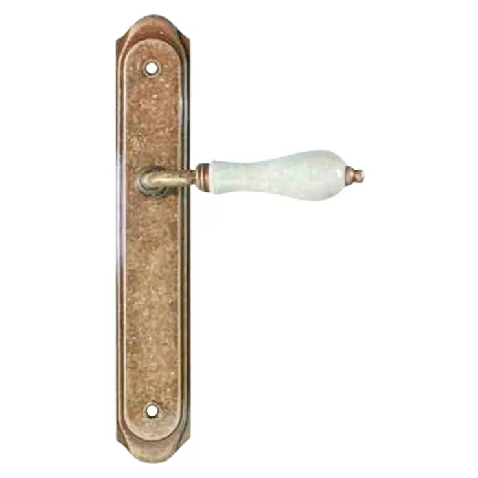 Micel Conjunto de picaporte 787 - Acero, Marrón - Primer plano de un pomo de puerta con una placa dorada alargada y una manija color marfil.