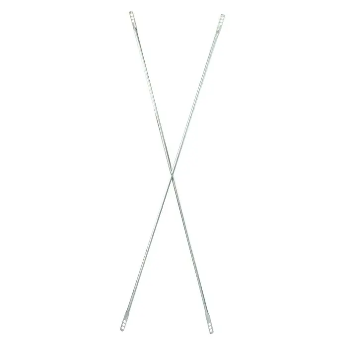 Altrad Cruceta de andamio GS80007 - Largo: 300 cm - La imagen muestra dos tensores plateados cruzados con ojales en los extremos, comúnmente utilizados para estabilizar construcciones.