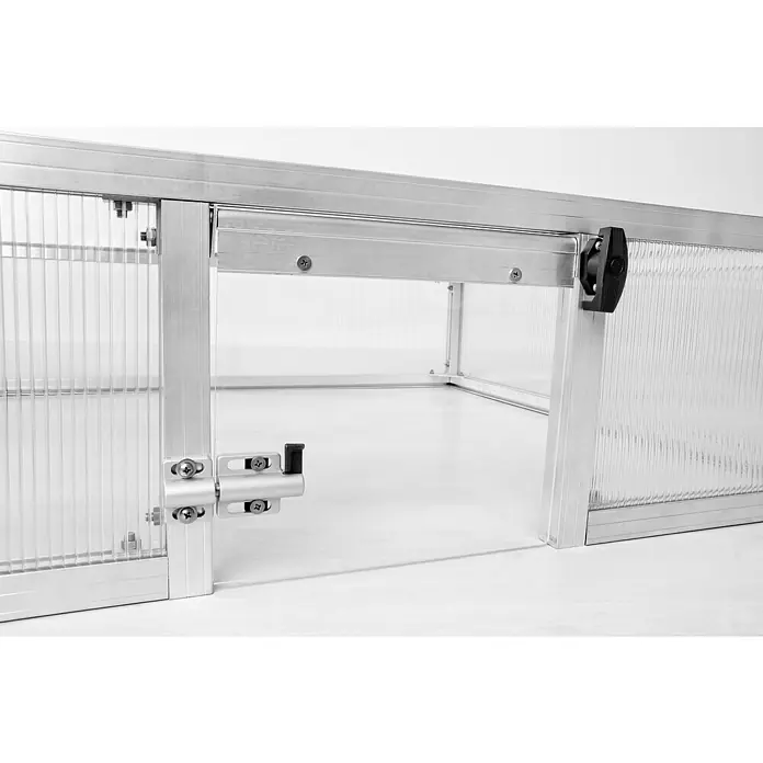 KGT Frühbeet Schildkröten-Unterbau 100 - 103 x 91 x 26 cm, Kunststoff, Silber - Nahaufnahme eines Gewächshauses mit Schiebetür, die einen klaren Einblick in den Innenraum ermöglicht und die robuste Bauweise betont.