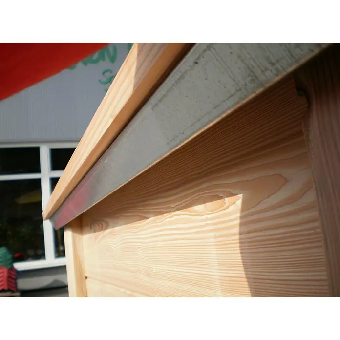 KGT Schneckenblech - Passend für: Hochbeet Woody Light - Detailansicht einer Holzkiste mit metallischer Kante, die die Stabilität und Haltbarkeit des Produkts hervorhebt.