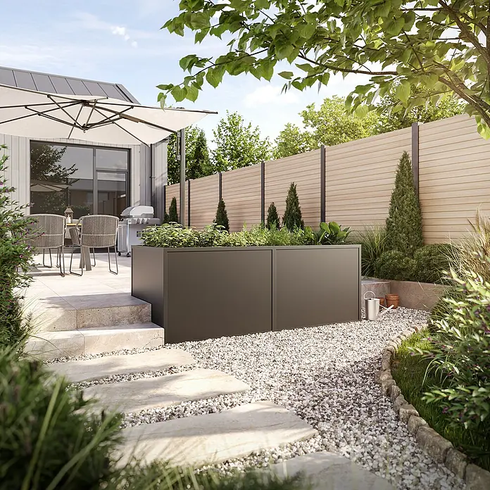 KGT Hochbeet Alu 210 - 91 x 205 x 77 cm, Aluminium, Anthrazit - Ein modernes Gartenarrangement mit einem stilvollen, dunkelgrauen Pflanzkasten, der mit üppigen Pflanzen bepflanzt ist und einen schönen Kontrast bietet.