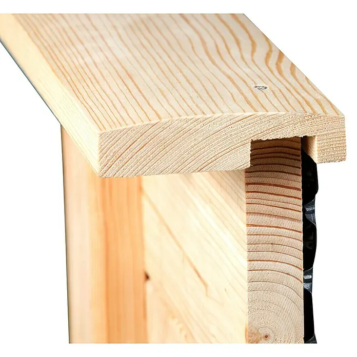 KGT Hochbeet Woody 130 - 131 x 99 x 79 cm, Holz - Detailansicht einer Holzkonstruktion, die die natürliche Maserung und die präzise Verarbeitung des Holzes hervorhebt.