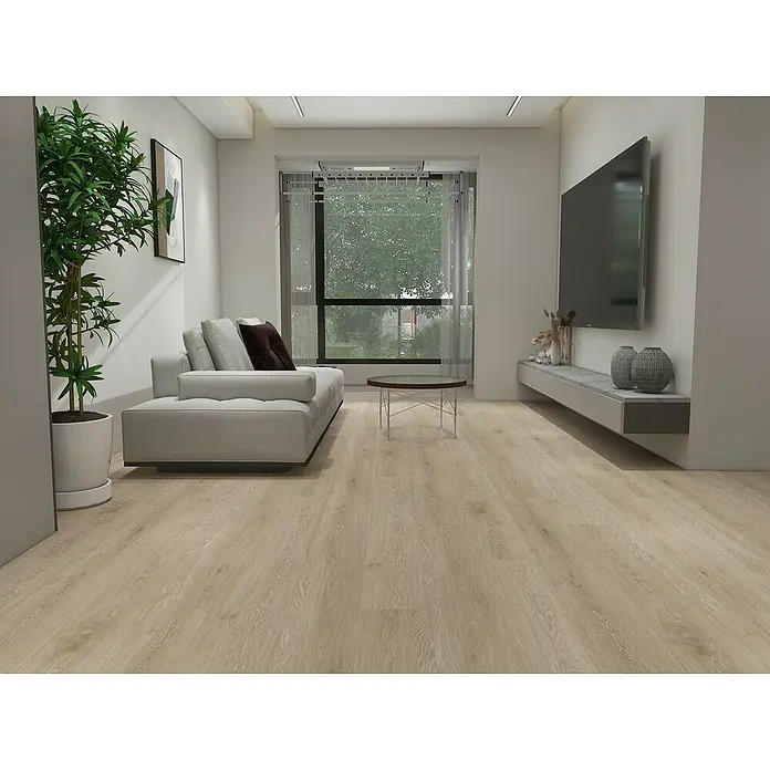 Oknum Suelo vinílico SPC Oak Cream - 1.220 x 182 x 5 mm, Oak Cream - Salón con suelo de madera clara, sofá gris, televisión y una gran ventana. El suelo de madera aporta un toque cálido y natural al espacio.