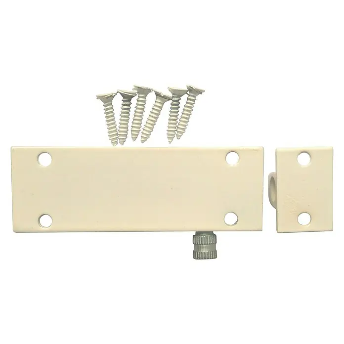 Cerradura adicional para ventanas - Largo: 100 mm, Aluminio, Blanco - Primer plano de un juego de ganchos de tormenta color crema con tornillos, perfecto para asegurar puertas y ventanas exteriores.