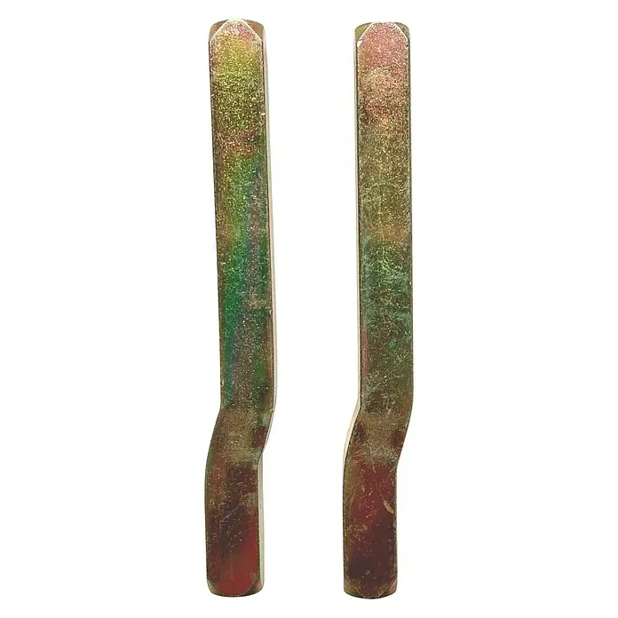 Pasador cuadrado descentrado - L x An x Al: 85 x 6 x 6 mm - Dos pasadores metálicos galvanizados de color dorado con una ligera curvatura en el centro, adecuados para diversas aplicaciones mecánicas.