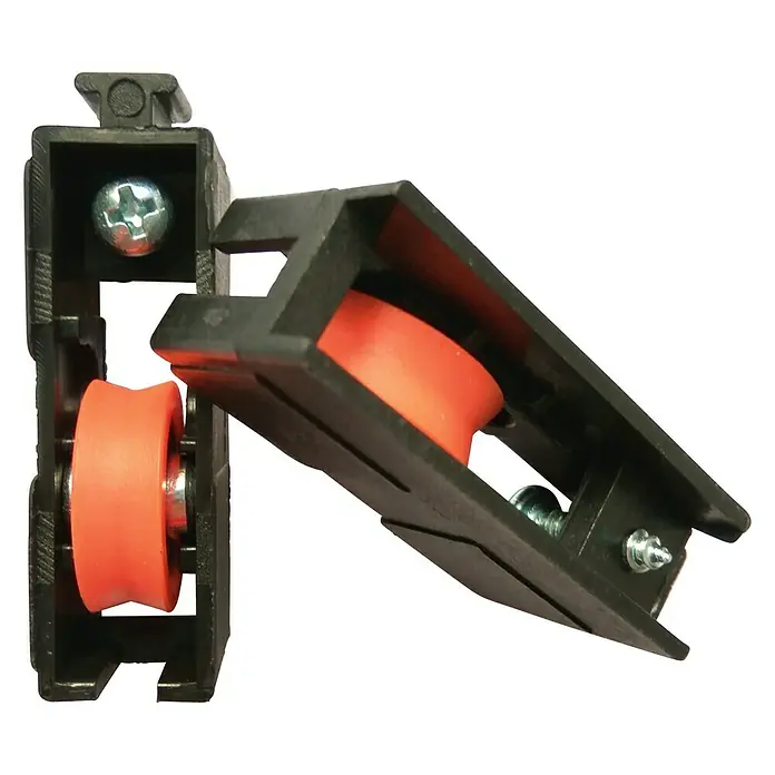 Cojinete de bolas pástico 2-P - Diámetro: 16 mm, Ancho: 15 mm - Primer plano de un rodillo negro para puerta corredera con ruedas naranjas y tornillos plateados para un deslizamiento suave.