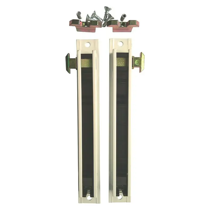 Cerradura para puertas y ventanas 81038 - Blanco - Primer plano de dos guías de cierre de ventanas blancas con tornillos y fijaciones para su instalación.