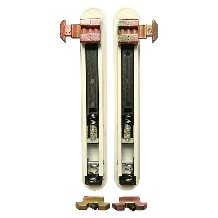 Cerradura para puertas y ventanas 81071 - Blanco - Un par de cierres de ventana con carcasa color crema, elementos metálicos y mecanismo de resorte para un cierre seguro de la ventana.