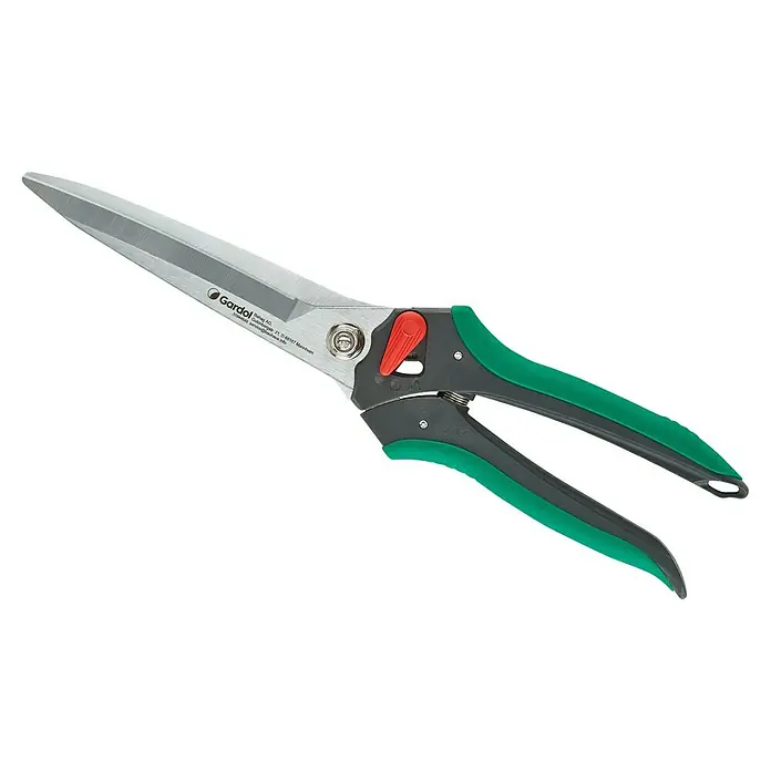 Gardol Comfort Trimmschere GDB13 - Bypass, Max. Aststärke: 26 mm - Nahaufnahme einer Gartenschere der Marke Gardol mit silbernen Klingen und einem grün-schwarzen Griff auf schwarzem Hintergrund.