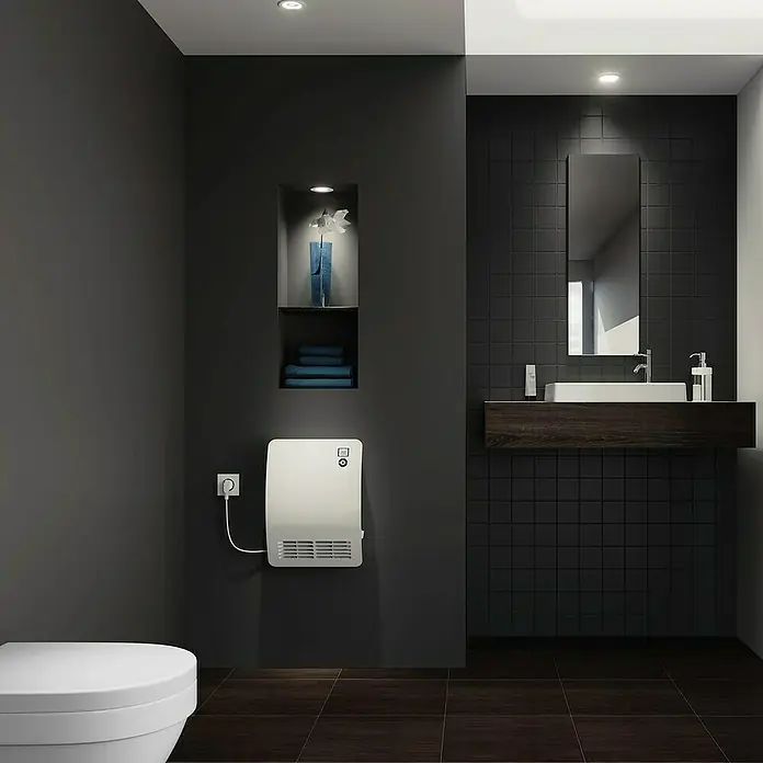 AEG Heizlüfter VH Comfort Wandmontage - 2.000 W, Alpinweiß, IP24 - Ein modernes Badezimmer mit einem weißen Heizlüfter an der Wand, einer Nische mit Dekorationen und einem Waschtischbereich.