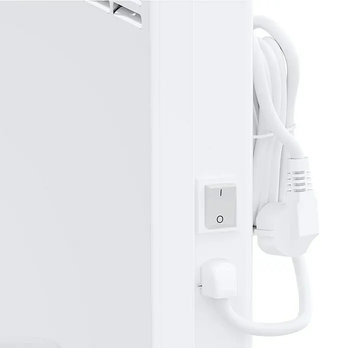 AEG Konvektorheizung Wandmontage - 500 W, Raumheizvermögen: 6 m², Alpinweiß - Detailaufnahme eines weißen Heizgeräts mit Schalter und Kabel.
