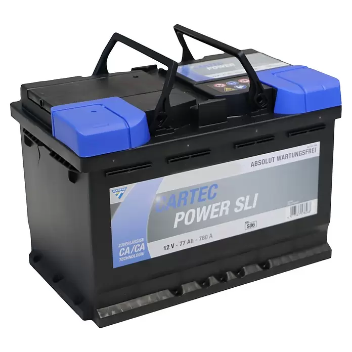 Cartec Autobatterie Power SLI 77 AH 780A - 77 Ah, 12 V - Eine schwarze Autobatterie mit blauen Terminalkappen und schwarzen Tragegriffen, beschriftet mit "CARTEC POWER SLI" und "12 V - 77 Ah - 780 A".