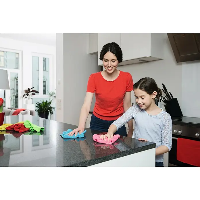 Vileda Microfibre Mikrofasertücher Colors Maxi Pack - 7 Stk., Mikrofaser - Mutter und Tochter putzen gemeinsam die Küchentheke, wobei bunte Tücher verwendet werden, um die Oberflächen sauber zu halten.