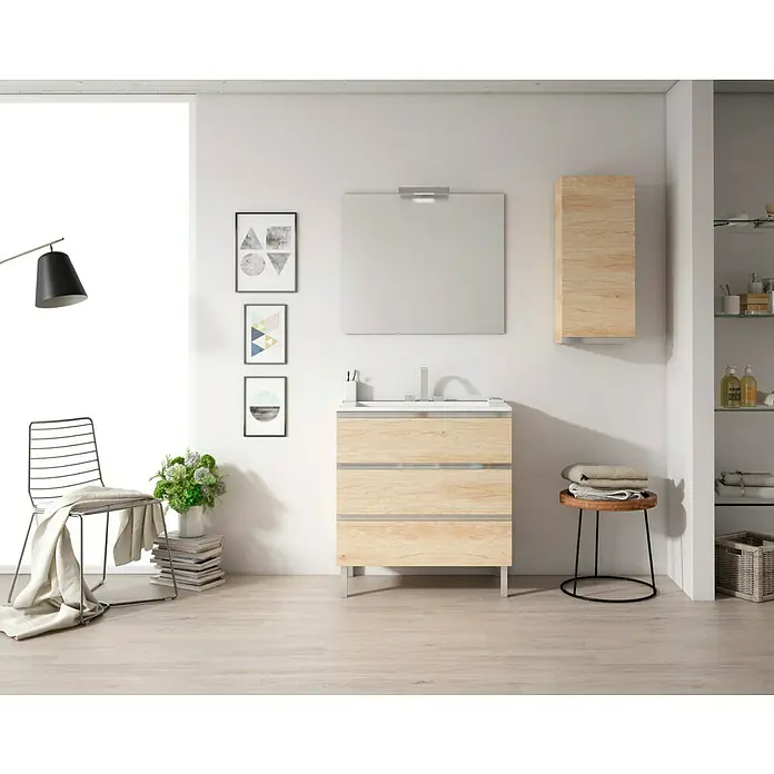 Mueble bajo de lavabo Andrea - L x An x Al: 45 x 70 x 69 cm, Nebraska natural - Elegante interior de baño con un moderno mueble de lavabo de madera clara, un espejo y elementos decorativos complementarios para un ambiente armonioso.